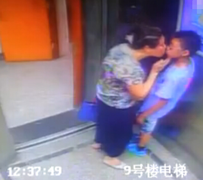 空虚寂寞需要阳气！监拍老太太电梯内猥亵小学生