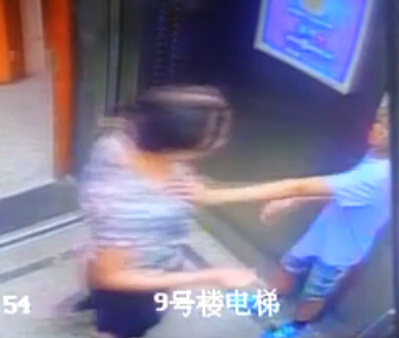 空虚寂寞需要阳气！监拍老太太电梯内猥亵小学生