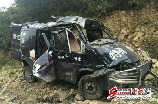 山西忻州一运钞车坠入山崖致2人当场身亡