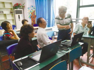 79岁潮老头自学成网络达人 玩QQ耍微信