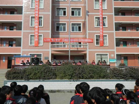贵州一中学主任持钢棍打副校长 致其左手骨折