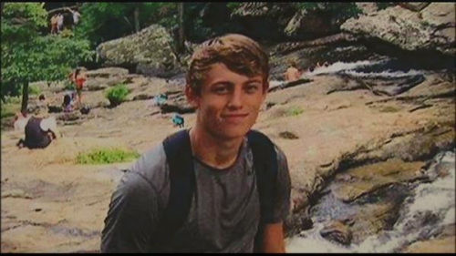 小情侣铁轨旁拍合照遇列车躲闪不及男友被撞身亡