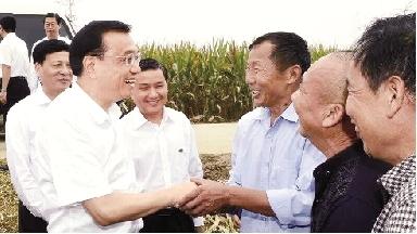 一位农民激动地握住了总理的手