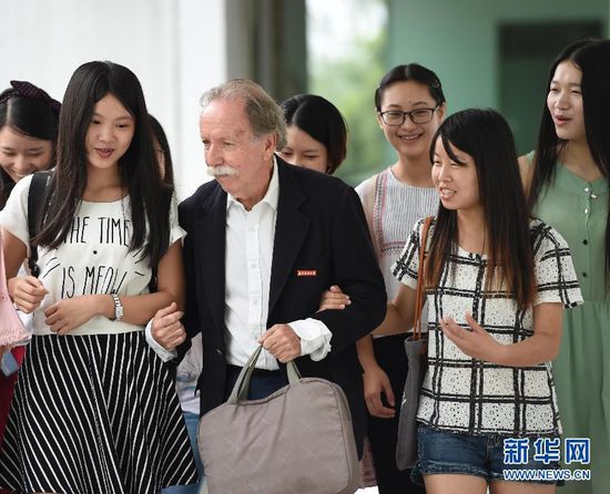 （社会）（1）美籍外教来华三年 酷似爱因斯坦走红网络