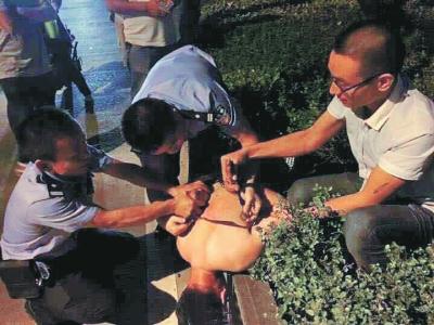 孙杨游泳累瘫没人扶_累瘫了的图片_警方把小偷追得瘫倒