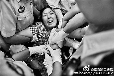 被告人李征琴在羁押室试图撞墙，被法警及时制止