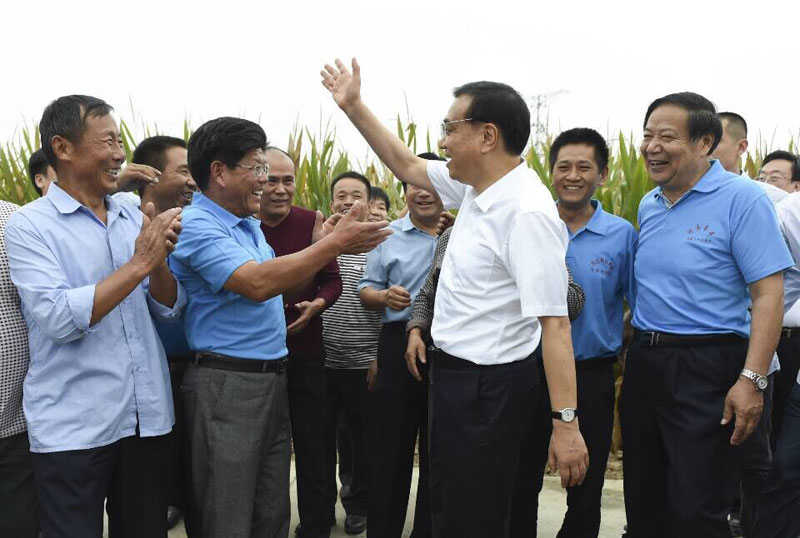 李克强9月24日在河南长葛考察高标准农田。图片来自中国政府网
