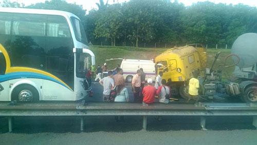 马来西亚发生大巴撞车事故 4名中国游客死亡