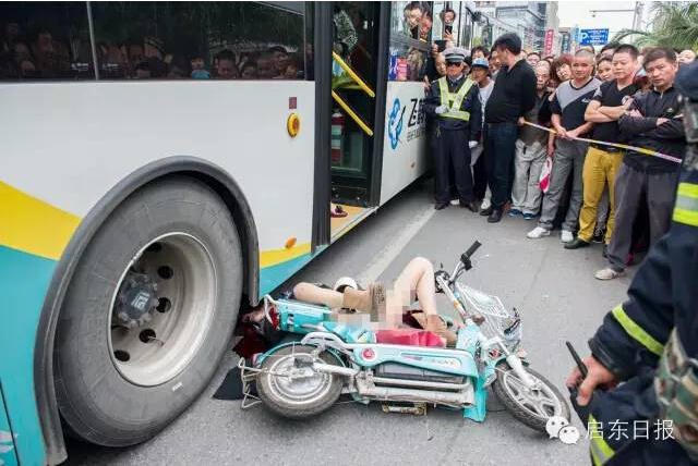 骑车女子被出租司机开门撞倒 遭公交碾压身亡