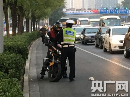 遏制二环十三郎 北京交管局严查二轮摩托车违