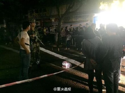 重庆大渡口一小区门口因停车纠纷引发砍人事件