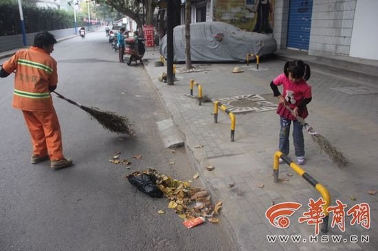 陕西7岁小女孩每周末帮环卫工奶奶扫马路