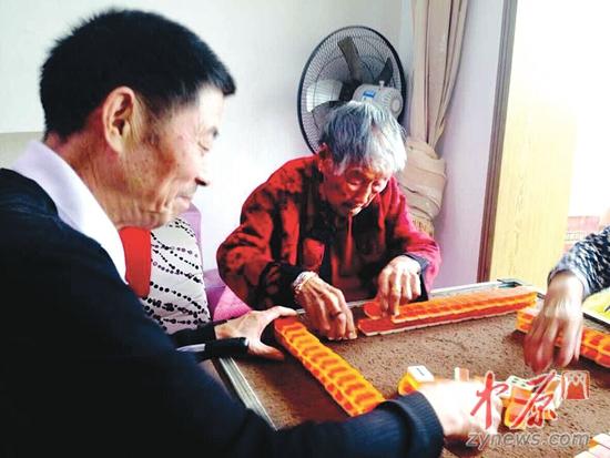 103岁老人打麻将从早打到晚 60岁开始喜欢打