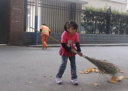 7岁女童帮奶奶扫马路一年多 身高还没有扫帚长