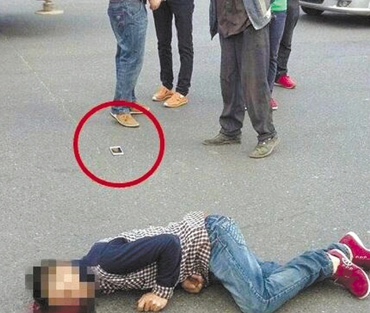 男子看手机过马路被撞身亡 死时手机仍在放视频