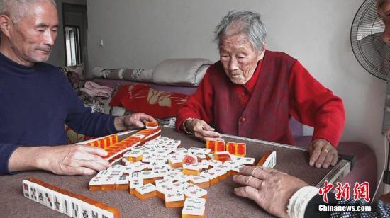资料图 郑州103岁老人的麻将生活 韩章云 摄