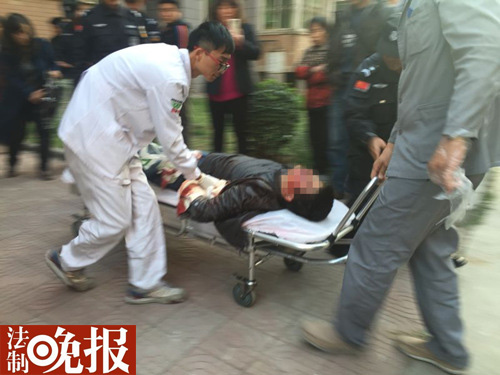 法制晚报讯(记者 董振杰 杨军)今天下午4时许在通州区武夷花园紫荆园小区11号楼，一位男子被人捅伤，伤者躺在小区单元门口，身上盖着被子，满脸是血，一直呻呤着，她的妻子一直蹲在旁边。一位老太太全身发抖盼着急救车早点到达，民警持抢维护现场。据现场的居民讲，伤者是被邻居打伤的，具体的原因不是很消楚，行凶者己被警方控制。4点50分许伤者被999拉走。