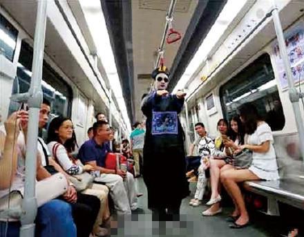 广州:男子万圣节在地铁扮僵尸吓哭孩子