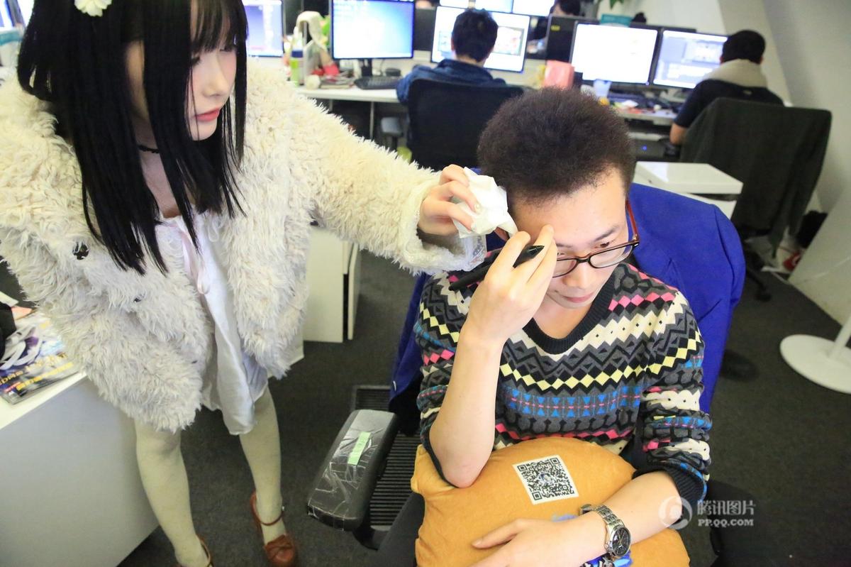 上海一公司双11福利 嫩妹帮男程序员揉肩擦汗