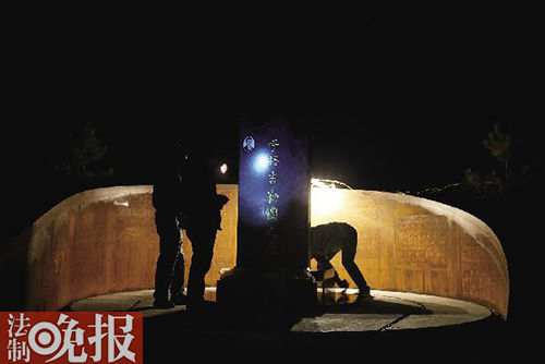 呼格被葬在呼市郊外19年后骨灰迁入新坟(图)