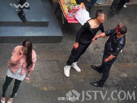 光棍节南京两男子为争抢女友大打出手 场面血腥