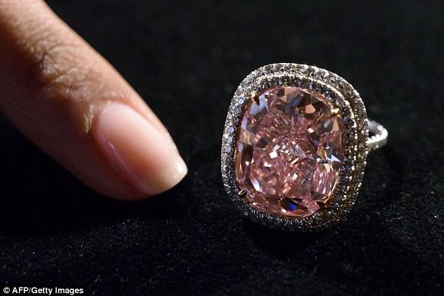香港富商拍下世界最贵蓝钻 或再送给女儿