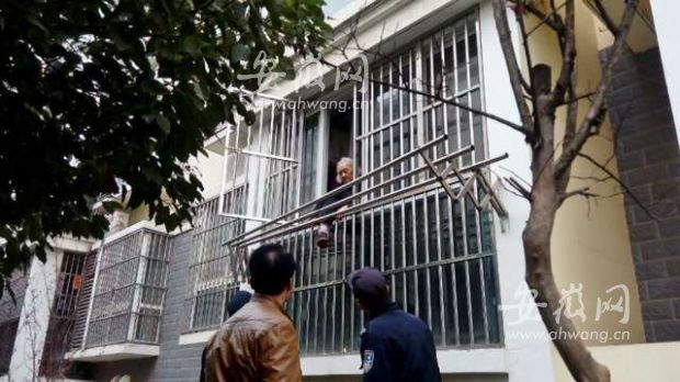 新安晚报 安徽网讯11月15日上午9时许，六安市月亮岛小区95岁高龄的杨姓老人悬空坐在一楼阳台防盗窗上，周围邻居看到后以为老人要跳楼而报警。