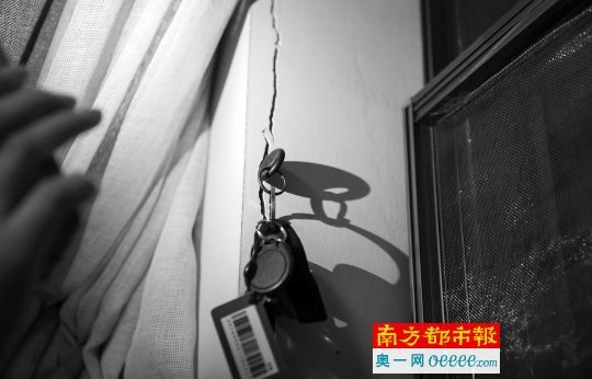 东莞南城金域华府小区靠近城轨施工的很多住户房子出现裂缝，大的可以插进钥匙。