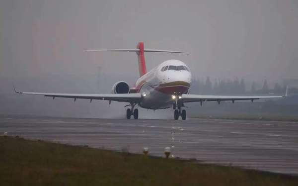 ARJ700起飞前往成都。（图片拍摄：殷力勤）[详细]