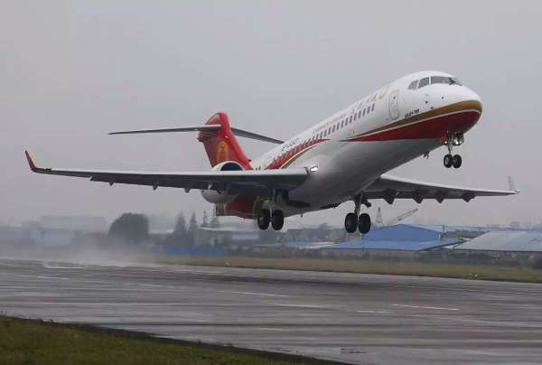 ARJ700起飞前往成都。（图片拍摄：殷力勤）[详细]