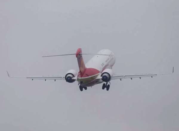 ARJ700在雨中起飞，飞往新家。[详细]