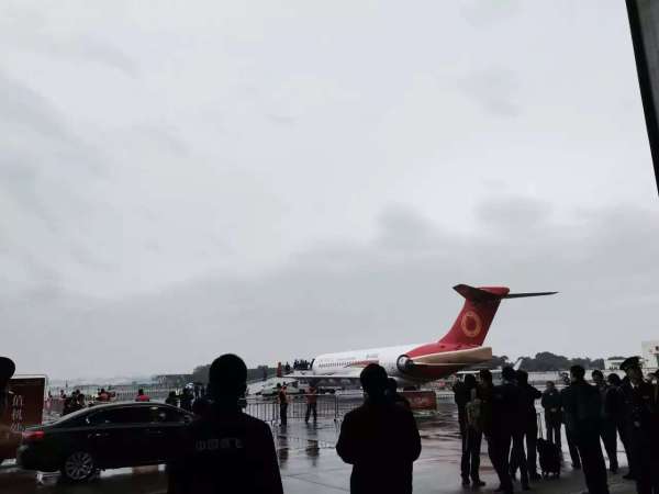 首架国产喷气支线客机交付 民航局长率先试乘
