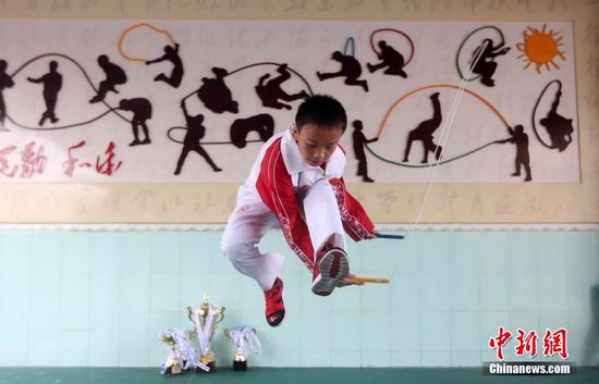 近日，广州一乡村小学花都区七星小学跳绳跳出“中国速度”，1分钟跳380下，30秒跳220下，让世界惊呆。