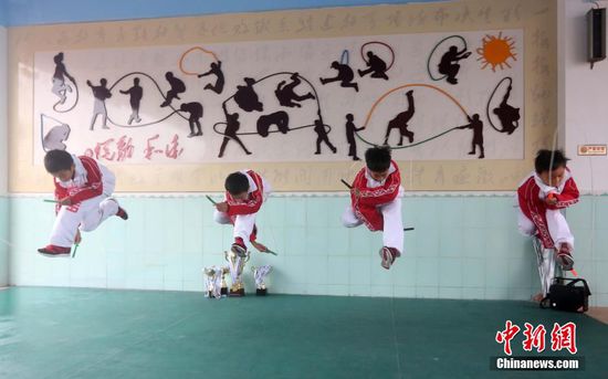 近日，广州一乡村小学花都区七星小学跳绳跳出“中国速度”，1分钟跳380下，30秒跳220下，让世界惊呆。