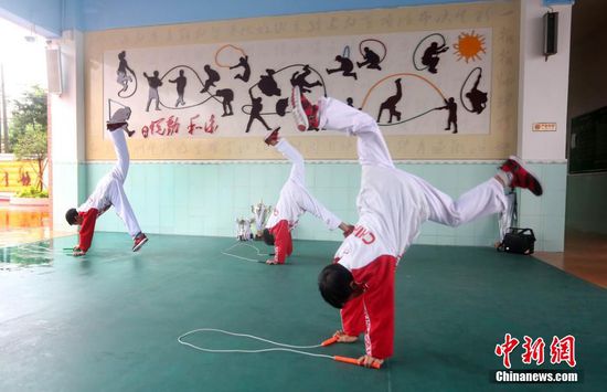 近日，广州一乡村小学花都区七星小学跳绳跳出“中国速度”，1分钟跳380下，30秒跳220下，让世界惊呆。