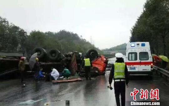 包茂高速邻水境内接连发生2起交通事故 致8死29伤