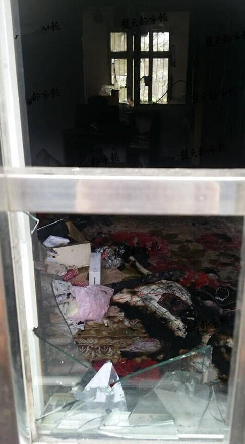随后养猪场起火,妻子被活活烧死,男子自己也被烧伤.现场目击