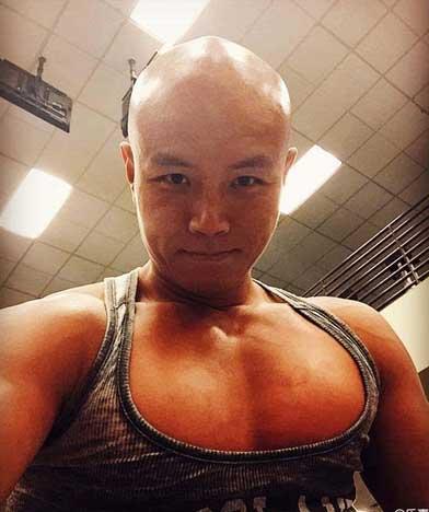 乐嘉胸肌青筋暴起