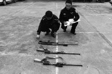 The police Xunshan see 3 men hurriedly threw the bag open the package found three rifles