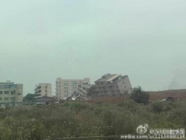 深圳光明一处工业园区发生山体滑坡 十余栋楼