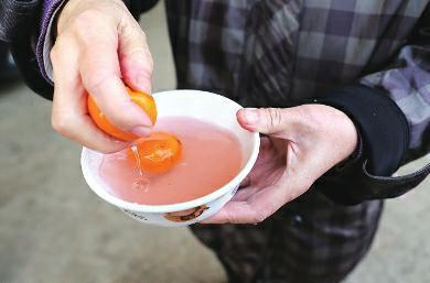 Xian citizens buy orange staining: after soaking water pink (Figure)