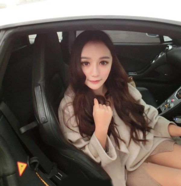 图为美女网晒的豪车照片.