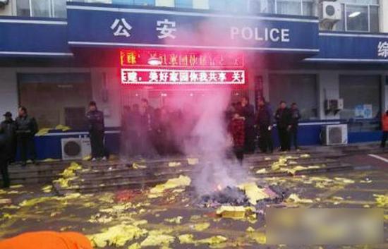 纸钱满天飞。