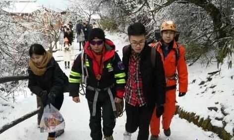 Tourists Emeishan please photographed suddenly jumping rescue team searches for days