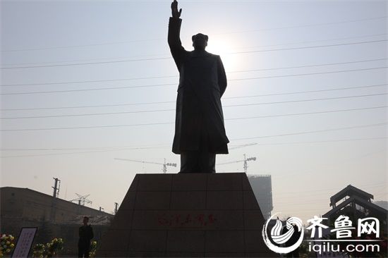 山东济宁小村竖全国最高毛泽东铜像:净高12.2