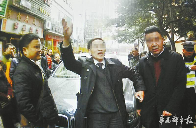 成都宝马男乱停车被罚 叫嚣：信不信我让你脱衣服