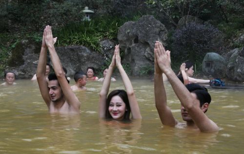 米乐 M6泳装美女温泉中练瑜伽 男女同池大饱眼福（组图）(图2)