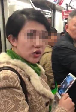 女子地铁上吃凤爪乱吐被指责 舌战乘客飙脏话