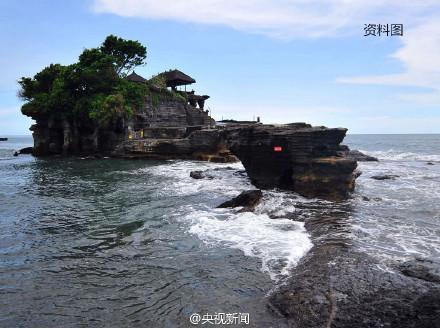 中国一名女游客在巴厘岛自拍时不慎坠崖身亡