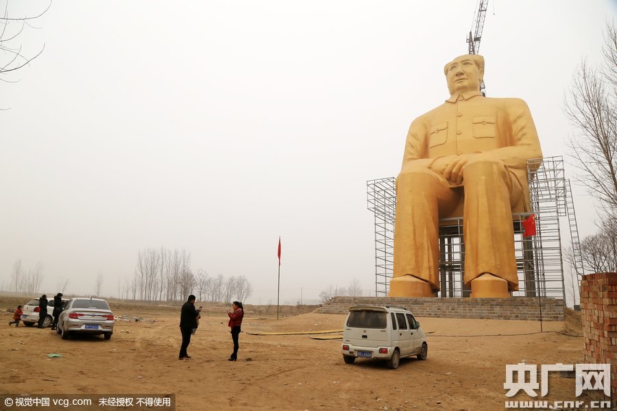 河南开封一农村建巨型毛主席像 高36.6米耗资